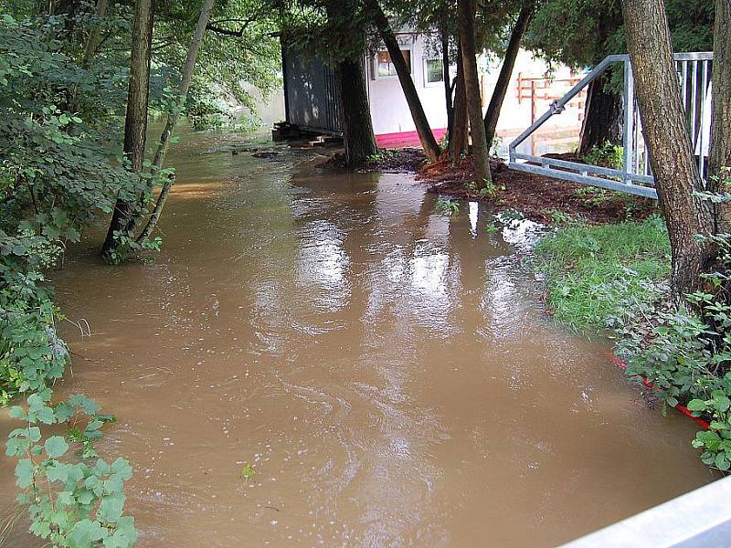 Rozvodněný potok během pár minut zatopil koupaliště a voda se nebezpečně přiblížila i k rodinným domům.