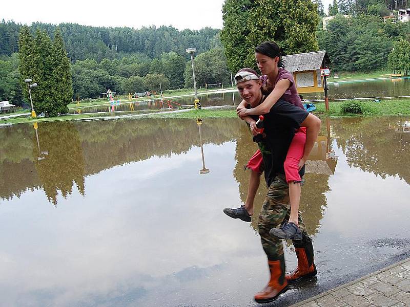 Rozvodněný potok během pár minut zatopil koupaliště a voda se nebezpečně přiblížila i k rodinným domům.