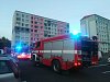 Při požáru bytového jádra v panelovém domě v Mladé Boleslavi zemřel člověk