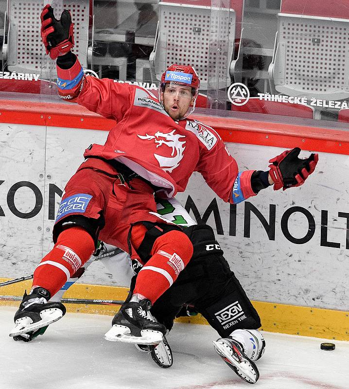 Semifinále play off hokejové Tipsport extraligy - 7. zápas: HC Oceláři Třinec - BK Mladá Boleslav, 15. dubna 2021 v Třinci. (zleva) Martin Gernát z Třince a Jakub Strnad z Mladé Boleslavi.