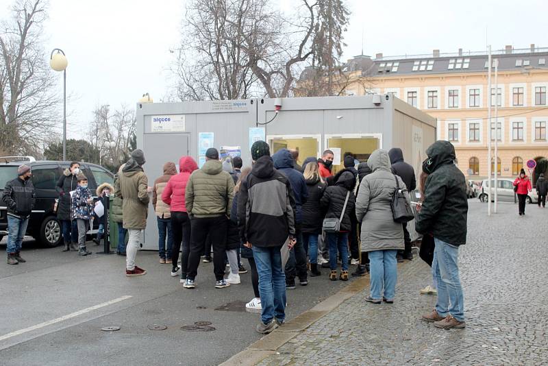 Zachytili jsme situaci, jaká panovala kolem půl desáté dopoledne na testovacím místě v centru Mladé Boleslavi poblíž magistrátu.