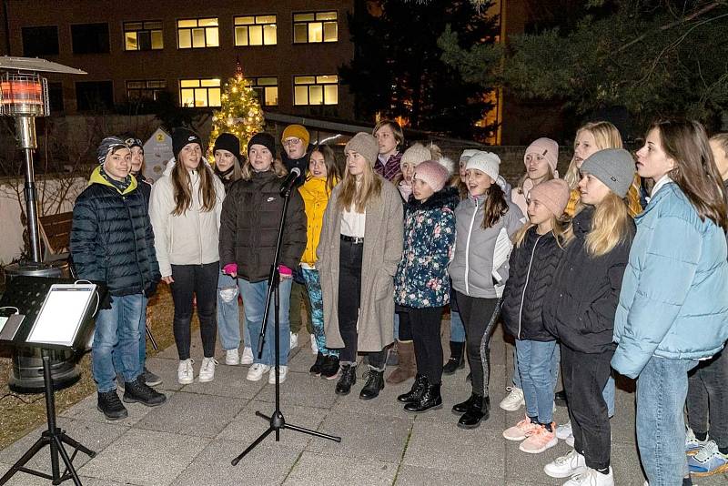 V komunitním centru Klementinka rozsvítili vánoční stromek a pěkně si u toho také zazpívali.