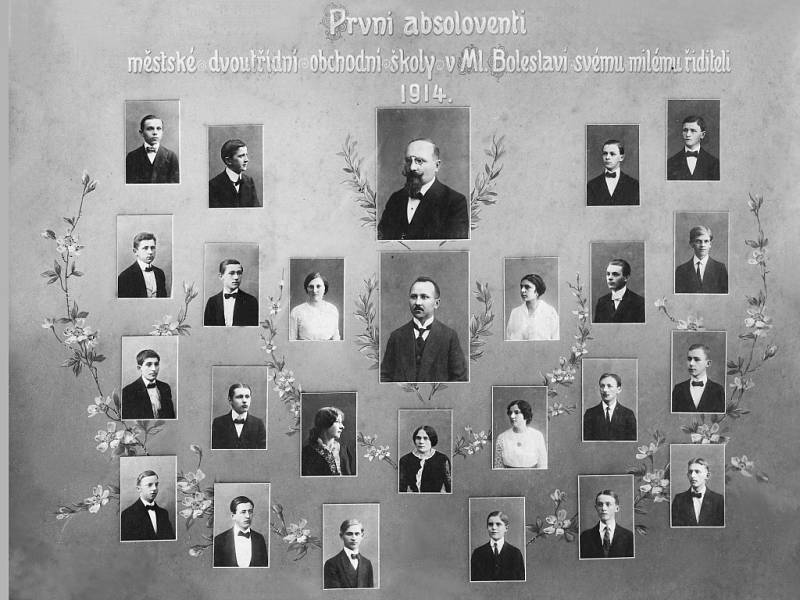 Tablo prvních absolventů školy.