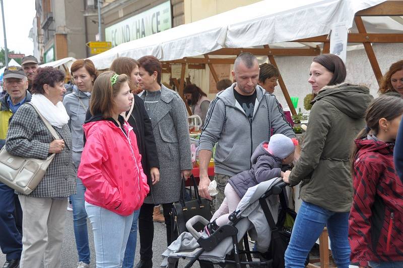 Sousedské slavnosti se v Mnichově Hradišti v sobotu vyvedly. Mnoho lidí, mnoho stánků, mnoho zábavy. A také tolik očekávaná výstavka vozů značky Liaz.