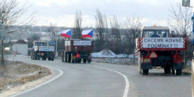 S traktory a přívěsy, které byly vyzdobeny hesly a českými vlajkami, vyrazila část zemědělců z několika míst v kolonách do Mladé Boleslavi.