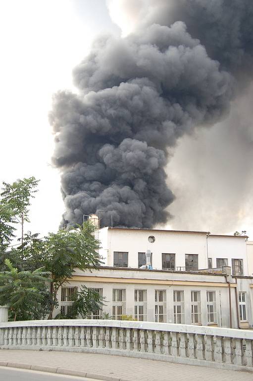 Požár zachvátil mladoboleslavskou Akumu.