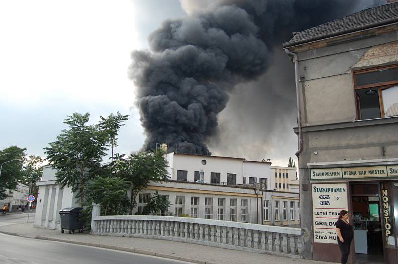 Požár zachvátil mladoboleslavskou Akumu.