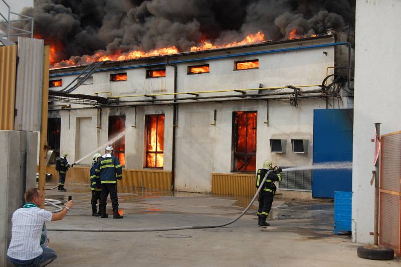 Požár zachvátil mladoboleslavskou Akumu.