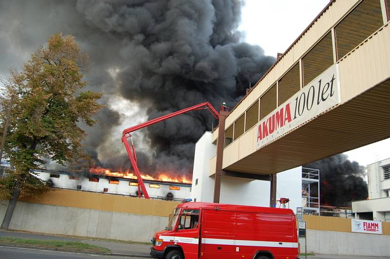 Požár zachvátil mladoboleslavskou Akumu.