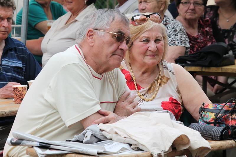 Vtelenská dechparáda zaplnila areál zámku Stránov