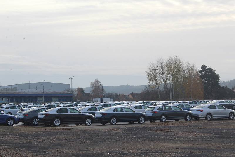 Nedokončené vozy typu Octavia poputují na odstavná parkoviště.