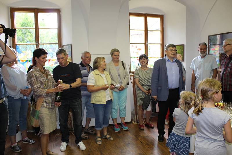 Na zámku v Benátkách nad Jizerou byla  otevřena stálá expozice velkých kopytníků. Výstava fotografií Vojtěcha Lukáše se nachází v prostorách informačního centra.