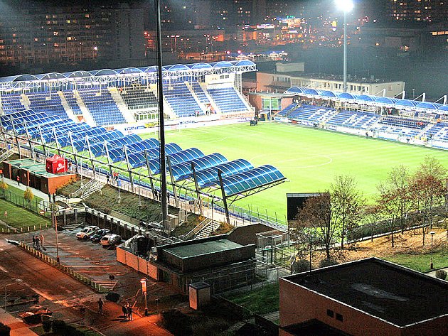 PŘED ZÁPASEM. Na osvětlený fotbalový stadion v Mladé Boleslavi se začínají scházet první fanoušci.