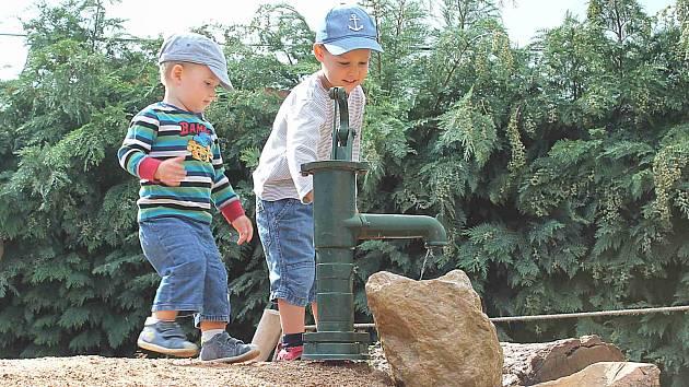 První návštěvníci Ekocentra Zahrada - Daník (vlevo) a Vašík (vpravo) Kouřilovi si vyzkoušeli pumpu na písečném kopci