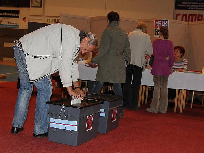 Lidé v Mladé Boleslavi volí nové zastupitele.