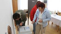 Volební komise v Podlázkách připravuje volební urnu.
