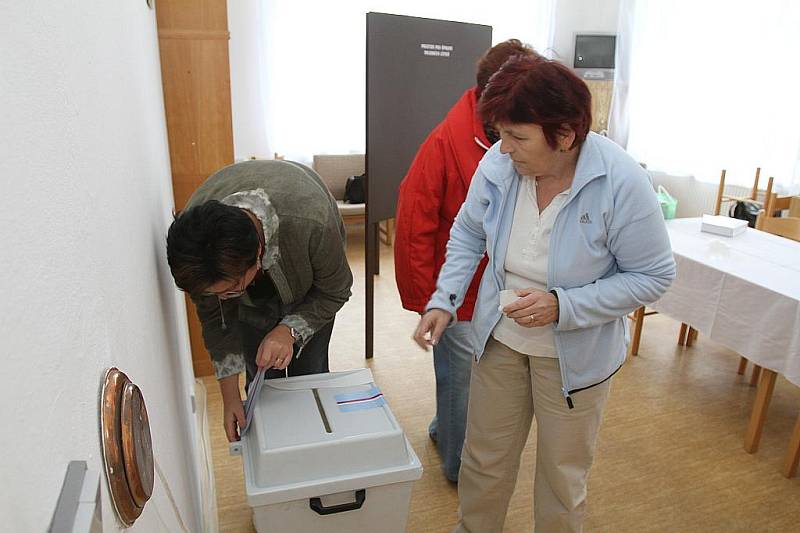 Volební komise v Podlázkách připravuje volební urnu.