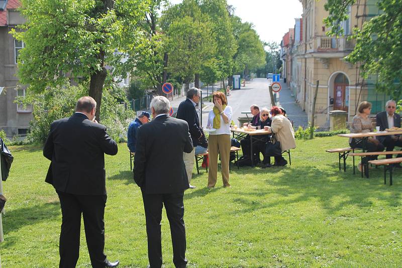 V sobotu 18. května byla na pozemku Husova domu slavnostně odhalena pamětní deska M. R. Štefánika