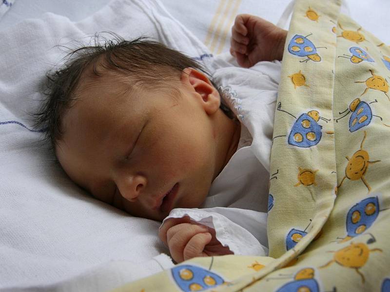 TOMÁŠ Kotera je od 20. července prvorozeným synem Lenky a Martina z Milovic. Chlapeček po porodu měřil 50 cm a vážil 3, 47 kg.