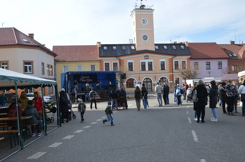 Josefský trh na náměstí Tomáše Garrigue Masaryka v Dolním Bousově.