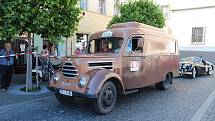 Čtyřiapadesát posádek stanulo ve čtvrtek po 17. hodině na Staroměstském náměstí v Mladé Boleslavi na startovní čáře dalšího ročníku Oldtimer Bohemia Rally.