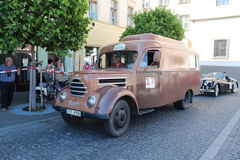 Čtyřiapadesát posádek stanulo ve čtvrtek po 17. hodině na Staroměstském náměstí v Mladé Boleslavi na startovní čáře dalšího ročníku Oldtimer Bohemia Rally.