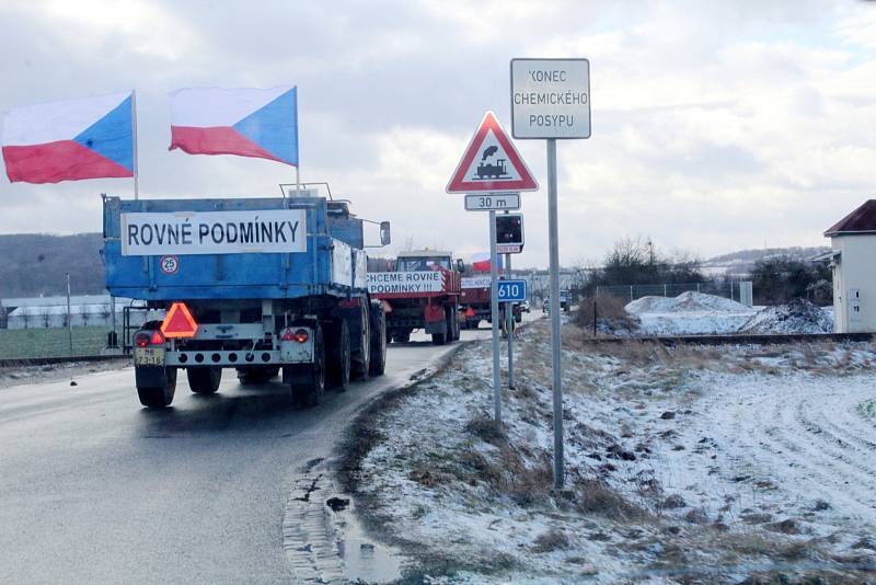 S traktory a přívěsy, které byly vyzdobeny hesly a českými vlajkami, vyrazila část zemědělců z několika míst v kolonách do Mladé Boleslavi.