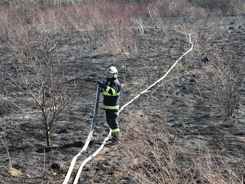 Požár trávy v Mladé Boleslavi, příměstské části Maroko.