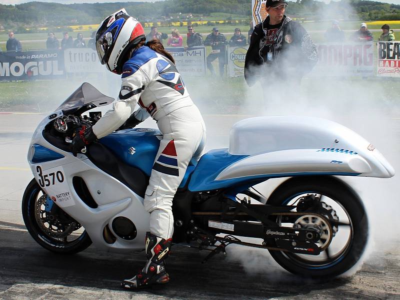 O víkendu bude hoškovické letiště u Mnichova Hradiště opět patřit závodům dragsterů, nejrychlejších motocyklů, které z nuly na sto zrychlí za 1,5 sekundy a do cíle dojíždějí i rychlostí 300 km/h.