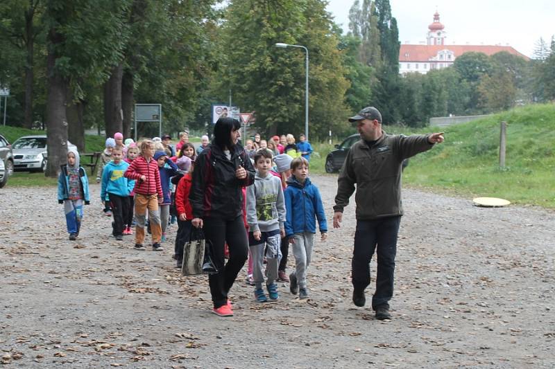 Místo do školních lavic vyrazily děti na ryby.