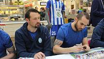 Autogramiáda prvoligových fotbalistů FK Mladá Boleslav přilákala do obchodního a zábavního Bondy centra ve středu odpoledne desítky zájemců.