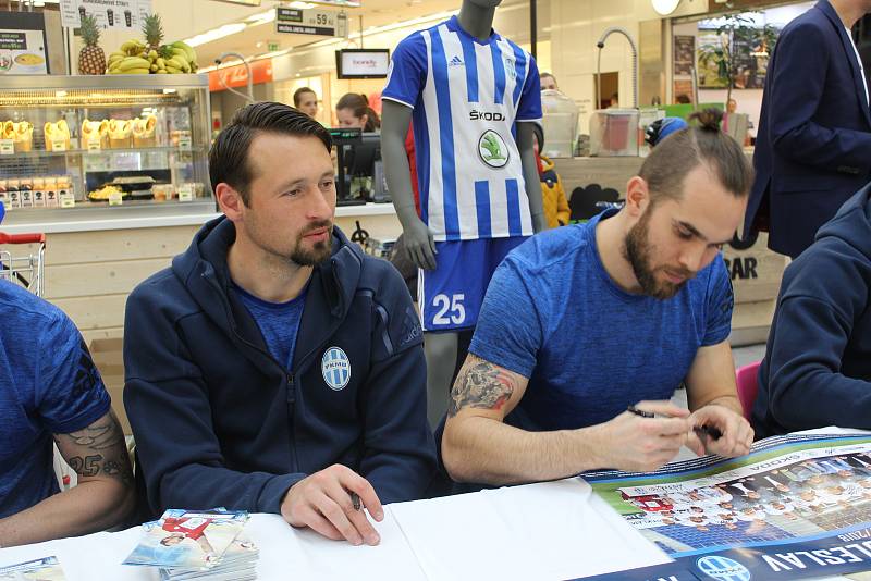 Autogramiáda prvoligových fotbalistů FK Mladá Boleslav přilákala do obchodního a zábavního Bondy centra ve středu odpoledne desítky zájemců.