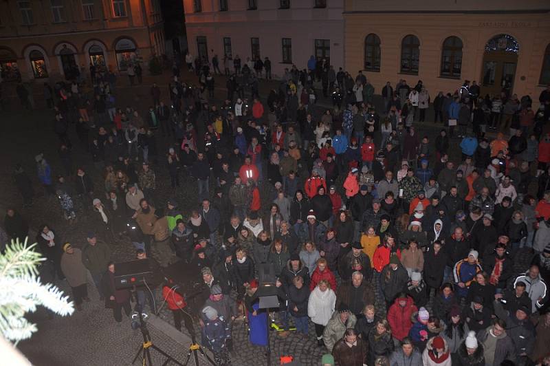 Štědrovečerní zpívání na Masarykově náměstí v Mnichově Hradišti.