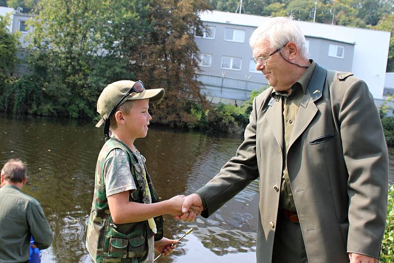 Tři desítky dětí proseděly velkou část soboty u Jizery, kde se konaly závody registrovaných i neregistrovaných rybářů.