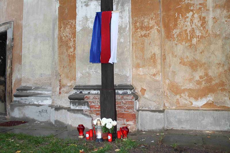 Pietní místo u kříže u mnichovohradišťského děkanského kostela