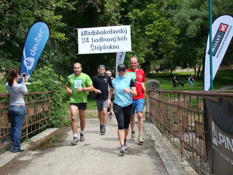 Opravdoví vytrvalci se pustili na 24hodinoný běh Štěpánkou přesně ve 12:00.