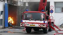 Požár vypukl v areálu firmy AKUMA v Mladé Boleslavi.