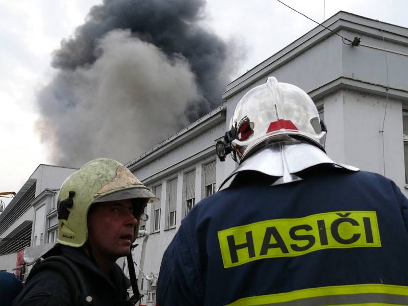 Požár vypukl v areálu firmy AKUMA v Mladé Boleslavi.
