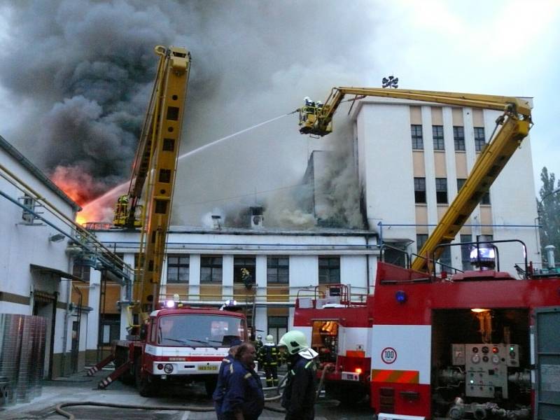 Požár vypukl v areálu firmy AKUMA v Mladé Boleslavi.