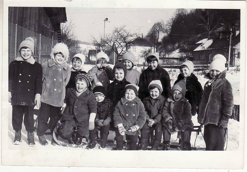 Pěknou sněhovou nadílku ve Stříteži nad Ludinou na Hranicku přinesl rok 1974. Děti z místní školky vyrazily na sáňkování za dozoru učitelek Věry Šváčková a paní Pajdlové Horní řada zleva: Hynek Šatánek, Jirka Mík, Mirek Hapala, Petr Hudeček, Martina Lévov