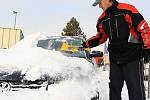 Policisté řidičům doporučují, aby si před jízdou odstranili sněhovou vrstvu či námrazu z celého povrchu vozidla.