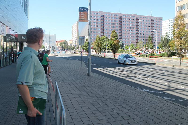 Prostor okolo Bondy centra, Škoda Muzea a autobusového nádraží ovládla v sobotu dopoledne rychlostní zkouška.