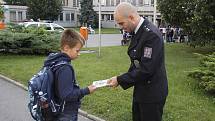 Děti u školy poučoval policista o správném přecházení