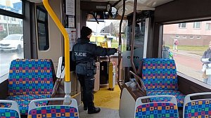 Policisty mohli lidé v Mladé Boleslavi vidět, jak v uniformách cestují autobusy městské hromadné dopravy.