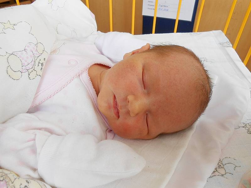 IVETKA Šťástková přišla na svět 13. června s mírami 3,6 kg a 51 cm. Maminka Lenka a tatínek Pavel si ji odvezou domů do obce Luštěnice – Zelená, kde už se na ni těší sestřičky Lucie a Michaela.