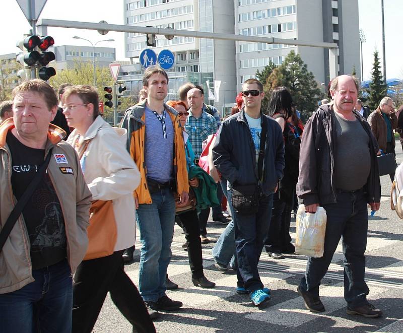 Škodováci protestovali před Pentagonem proti nabídce firmy. Mítinku se zúčastnily tisíce lidí.