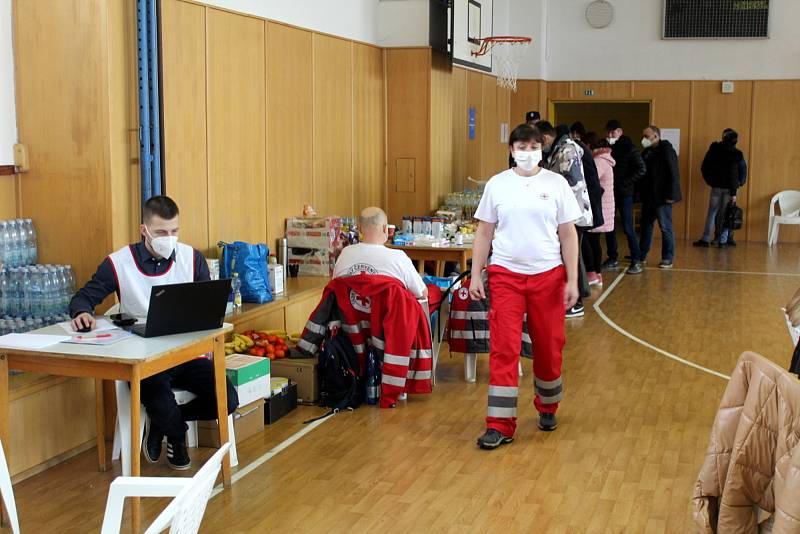 První den v asistenčním centru v Základní škole v Mladé Boleslavi dorazilo do 16. hodiny asi 200 žadatelů o pomoc.