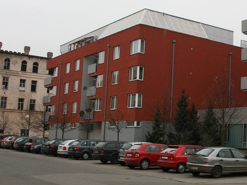 Bytový komplex Laurinova, který stojí v sousedství další "chlouby" města, budovy kasáren, kde měl vzniknout luxusní hotel