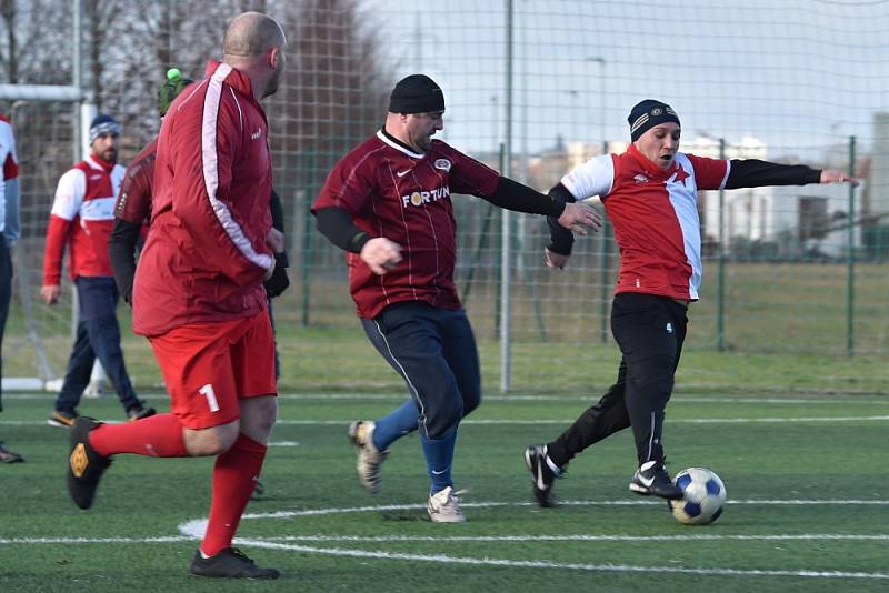 Na malém fotbalovém hřišti na "umělce" v Řepově poslední den v roce proběhlo Silvestrovské fotbalové derby mezi příznivci Slávie a Sparty.