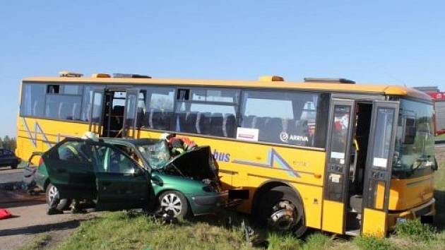 V sobotu odpoledne došlo u Čisté k nehodě autobusu a osobního vozu.